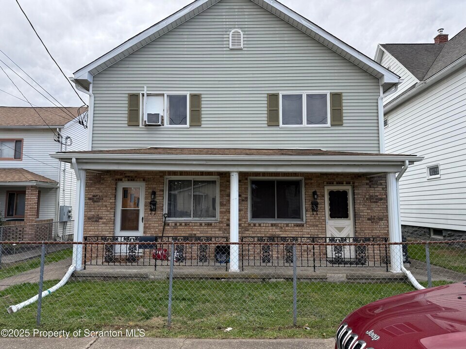 319 Green St in Scranton, PA - Building Photo