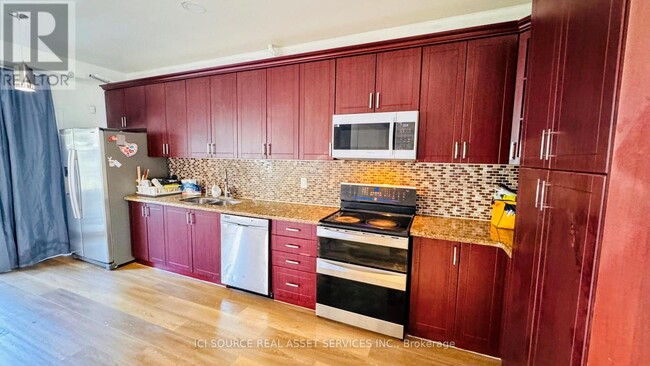 31 Pietro Dr in Vaughan, ON - Building Photo - Building Photo
