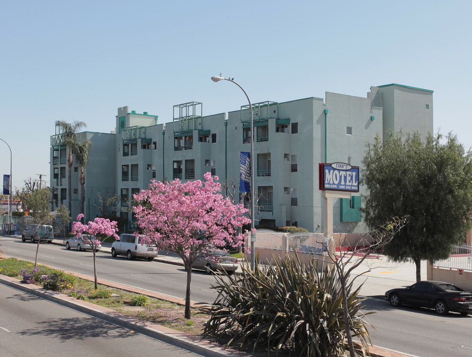 Maywood Manor Co-op in Maywood, CA - Building Photo