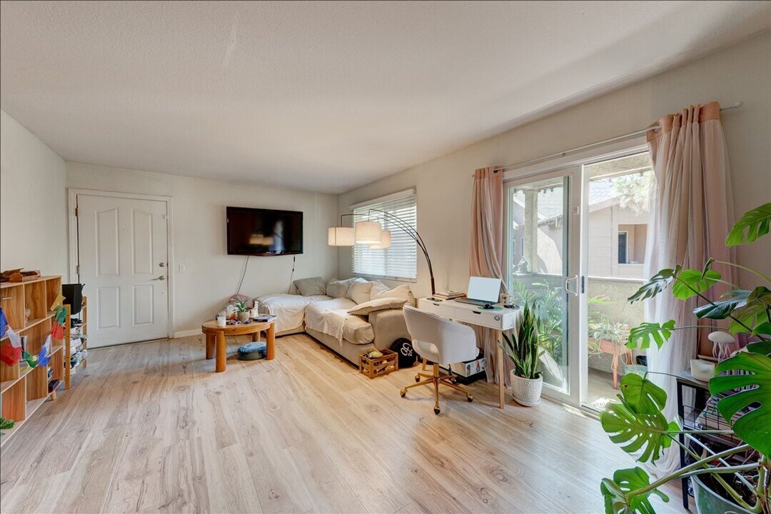 510 Calle Montecito in Oceanside, CA - Building Photo