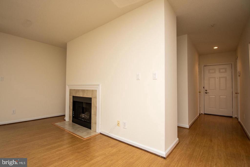 20273 Beechwood Terrace, Unit 102 in Ashburn, VA - Building Photo