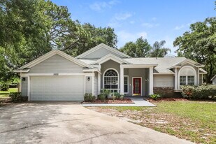 3322 Silverpond Dr in Plant City, FL - Building Photo