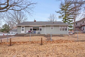 8011 University Ave in Cedar Falls, IA - Foto de edificio - Building Photo