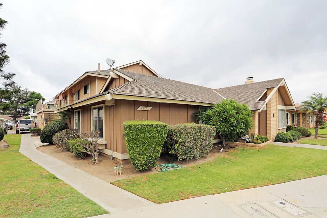 7271 Elk Cir in Huntington Beach, CA - Building Photo