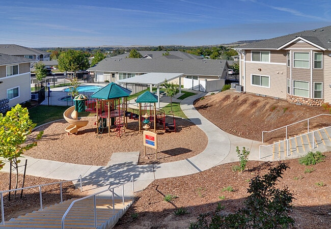 Hillview Ridge Apartments I & II in Oroville, CA - Foto de edificio - Building Photo