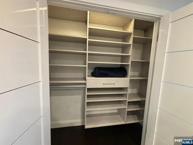 20 Veterans Way in Edgewater, NJ - Building Photo - Building Photo