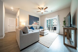 Crescent Falls in Joplin, MO - Foto de edificio - Building Photo