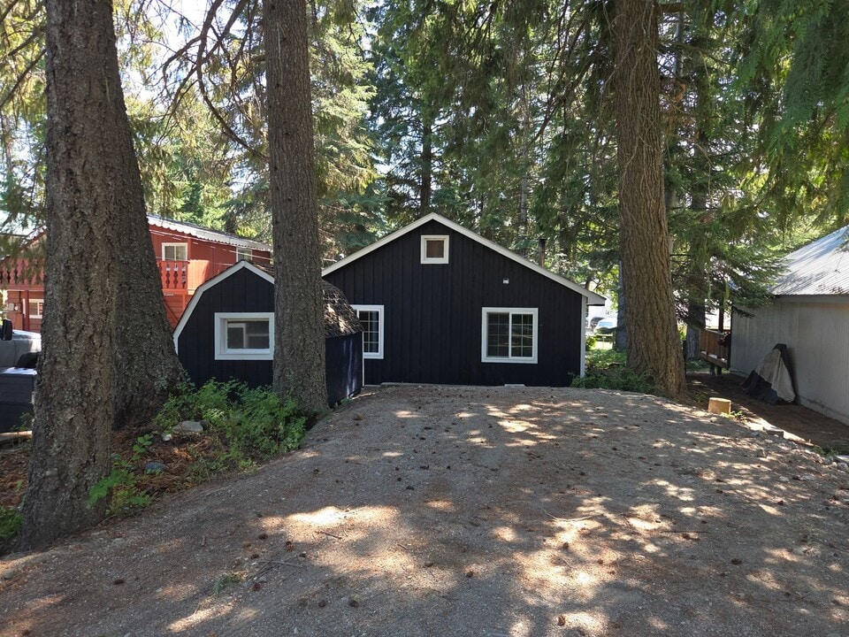 5046 N Shore Diamond Lake Rd in Newport, WA - Building Photo