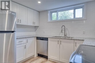 209 Manning Ave in Hamilton, ON - Building Photo - Building Photo