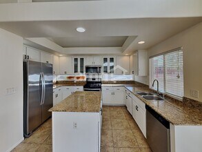 1951 Silver Whisper Ave in Las Vegas, NV - Foto de edificio - Building Photo