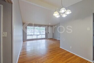 425 St Edward Ln in Florissant, MO - Foto de edificio - Building Photo