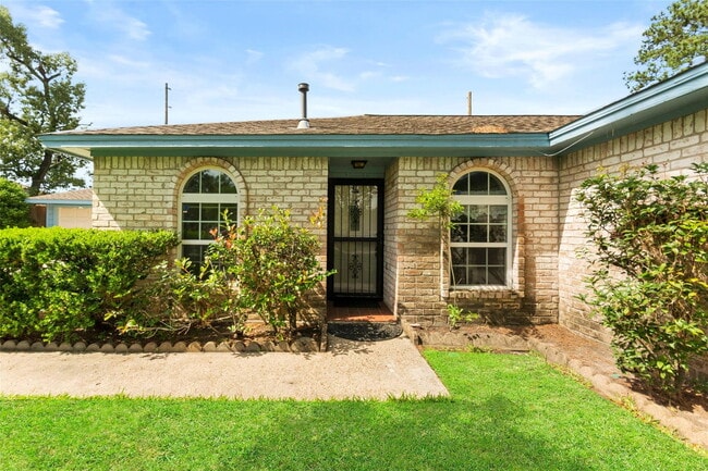 614 Crestwood Dr in Shenandoah, TX - Building Photo - Building Photo