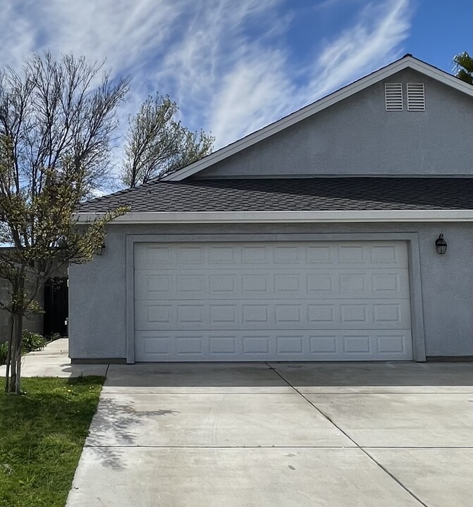 451 Pearl Pl in Manteca, CA - Foto de edificio
