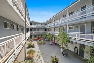 303 California Ave, 3 blocks to the beach in Santa Monica, CA - Foto de edificio - Building Photo