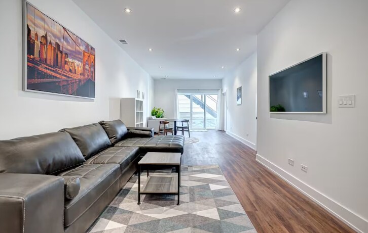 2521 S Throop St, Unit B in Chicago, IL - Building Photo