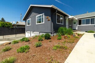 2404 E 13th St in Vancouver, WA - Building Photo