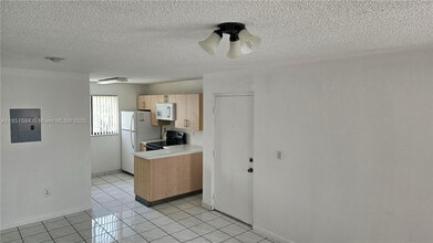 2710 W 60th Pl in Hialeah, FL - Building Photo - Building Photo