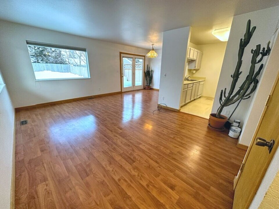 1822 Bellevue Loop in Anchorage, AK - Building Photo