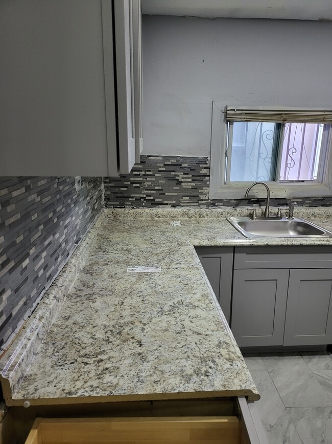 643 N Peach St in Philadelphia, PA - Foto de edificio - Building Photo