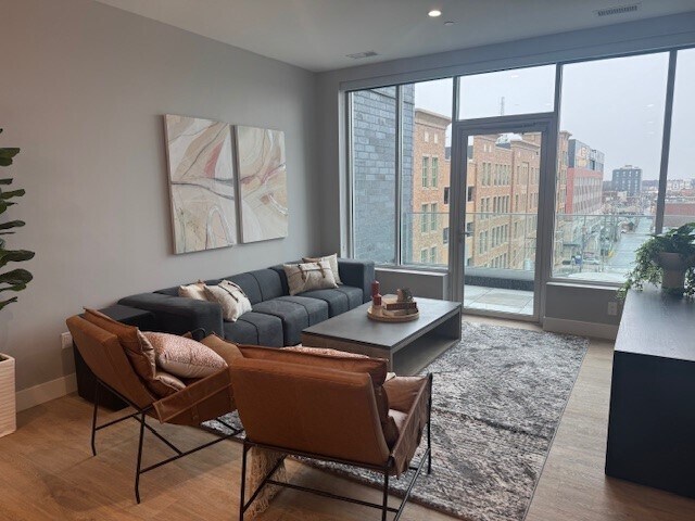 Main Living Apartments in Royal Oak, MI - Foto de edificio