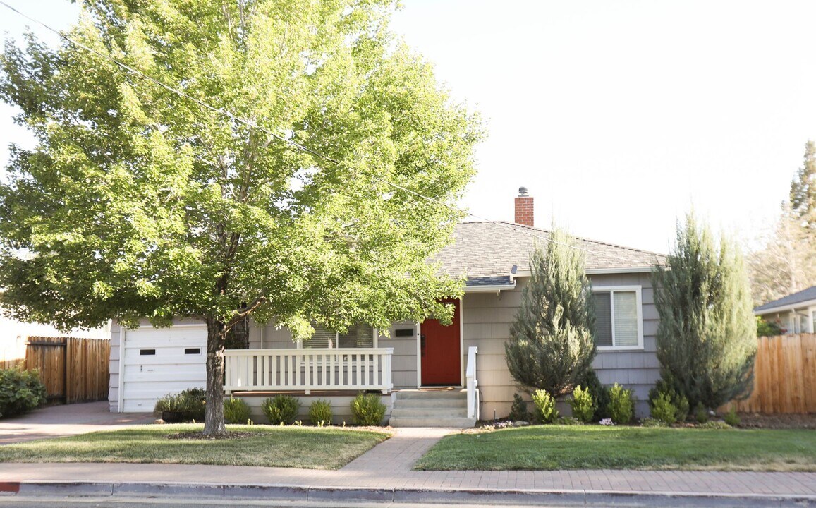 665 Hillcrest Dr in Reno, NV - Building Photo