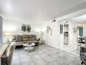 3735 42nd Way S, Unit B in St. Petersburg, FL - Building Photo - Building Photo