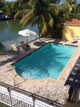 4812 Pine Tree Dr in Miami Beach, FL - Foto de edificio - Building Photo