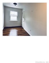 1295 E Main St in Waterbury, CT - Foto de edificio - Building Photo