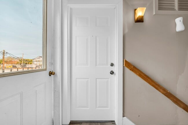 817 College St, Unit 817 College St #2 in Columbus, MS - Foto de edificio - Building Photo