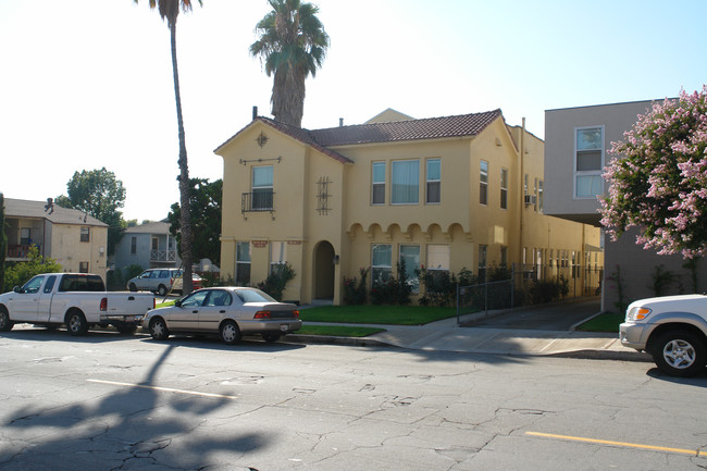 Bungalow Courts Apartments in Burbank, CA - Foto de edificio - Building Photo