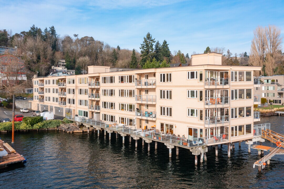 Reef Apartments in Seattle, WA - Building Photo