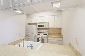 32 Coventry Ln, Unit Apt 3 in Muscatine, IA - Building Photo - Building Photo