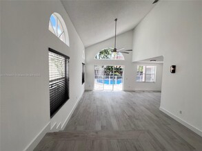 725 NW 156th Ave in Pembroke Pines, FL - Building Photo - Building Photo