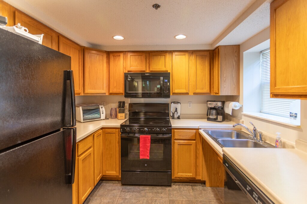 Sun Lake & Sun Lake Woods Apartments in Chaska, MN