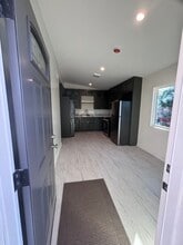 7329 Mason Ave in Los Angeles, CA - Foto de edificio - Building Photo