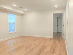 44 Cogswell Ave, Unit 2 in Cambridge, MA - Foto de edificio - Building Photo