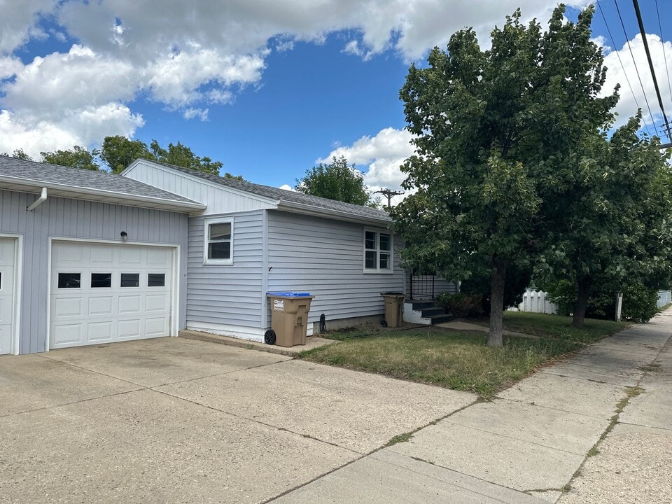 616 16th Ave SW in Minot, ND - Building Photo