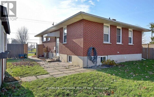 110 Front St E in Whitby, ON - Building Photo - Building Photo