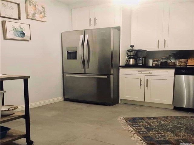 2 Bay Club Dr-Unit -4B in Queens, NY - Building Photo