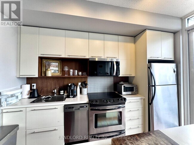 25 Carlton St. in Toronto, ON - Building Photo - Building Photo