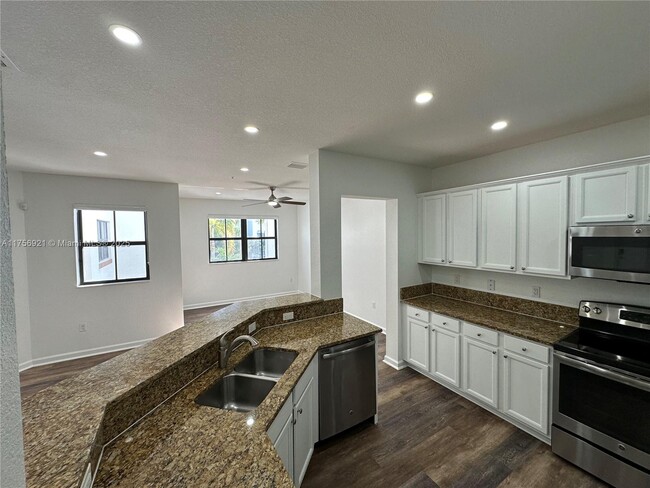 10630 NW 88th St, Unit 203 in Doral, FL - Foto de edificio - Building Photo