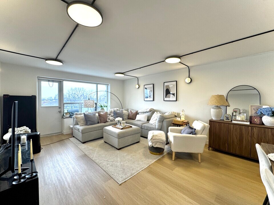 420 Eglinton Ave E in Toronto, ON - Building Photo