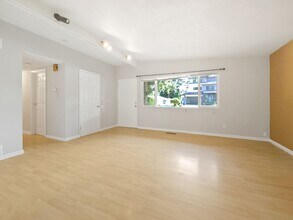 16504 NE 13th St in Bellevue, WA - Building Photo - Building Photo