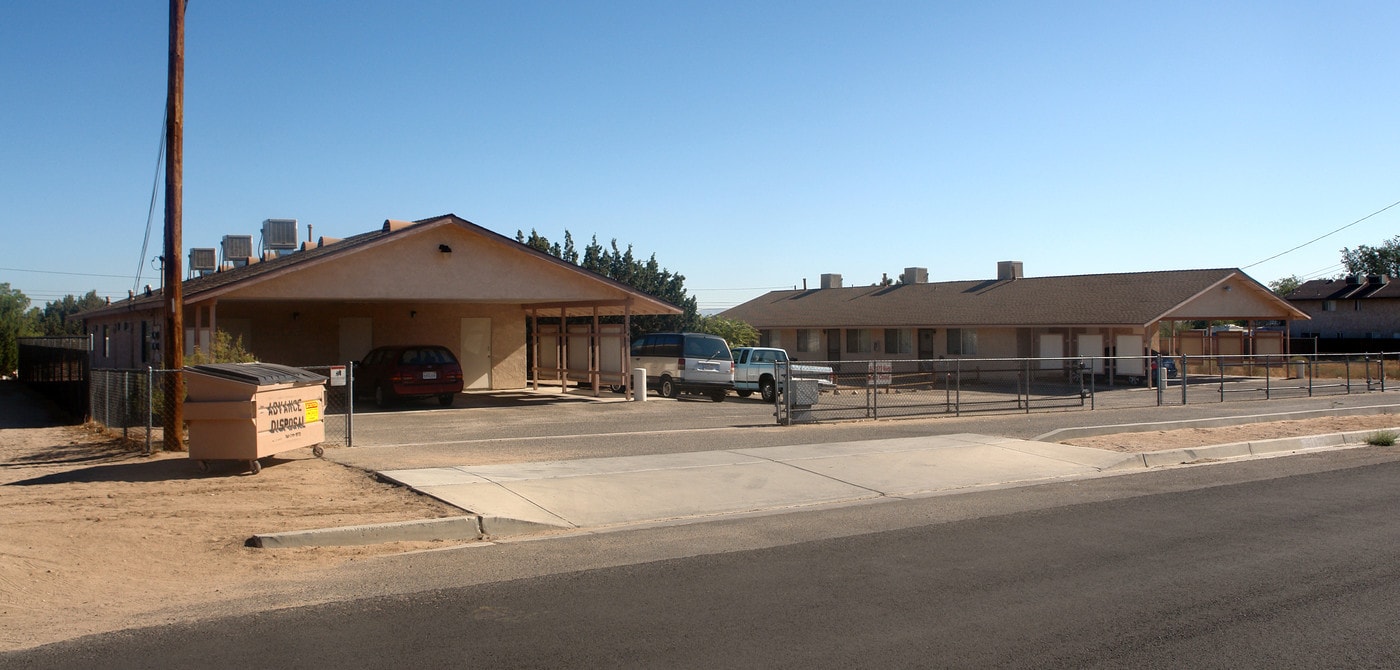 15946 Orange St in Hesperia, CA - Foto de edificio