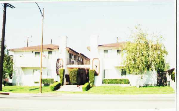 Hollywood Way Apartments in Burbank, CA - Building Photo