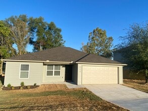 213 Evans St in Huntsville, AR - Building Photo - Building Photo