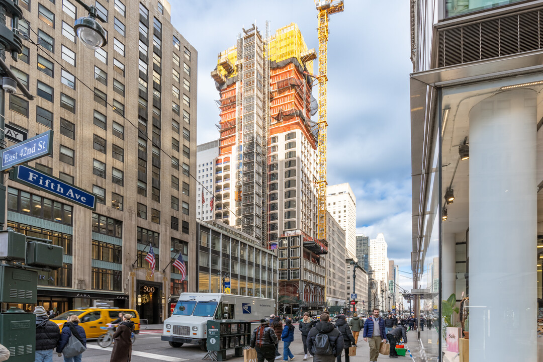 520 Fifth Ave in New York, NY - Building Photo