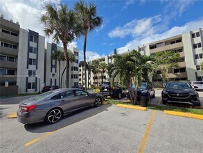 10000 NW 80th Ct in Miami Lakes, FL - Building Photo - Building Photo