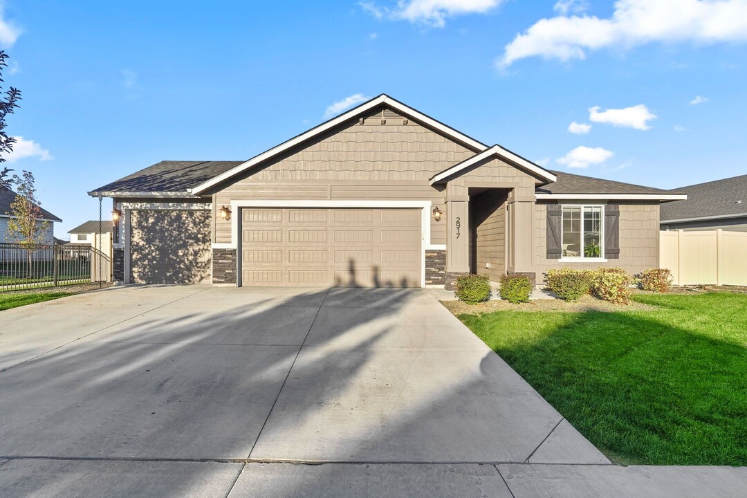 2917 N Coral Fls Ave in Kuna, ID - Foto de edificio
