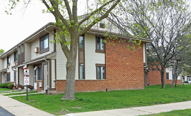 Westside Meadows Apartments in West Allis, WI - Foto de edificio - Building Photo